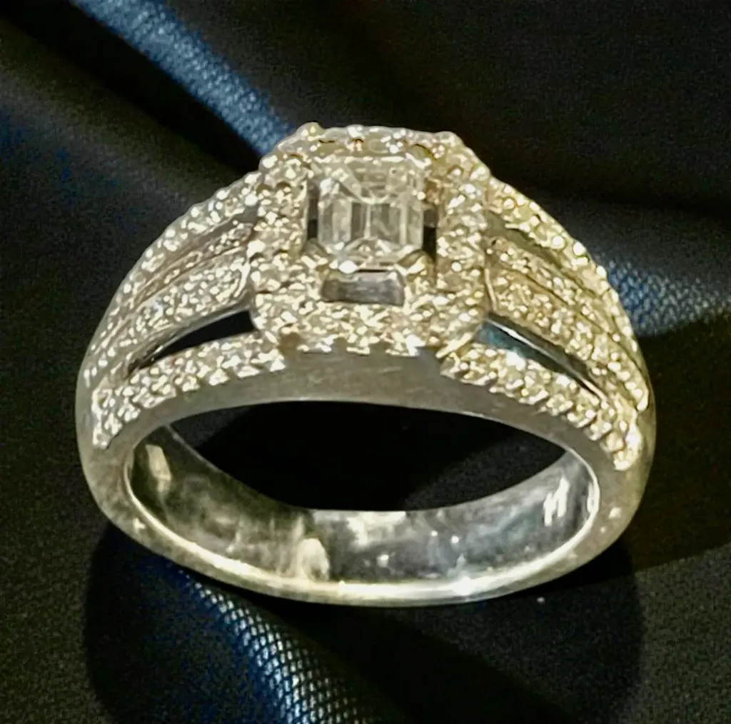 Exquisite ring featuring an 18-carat white gold band