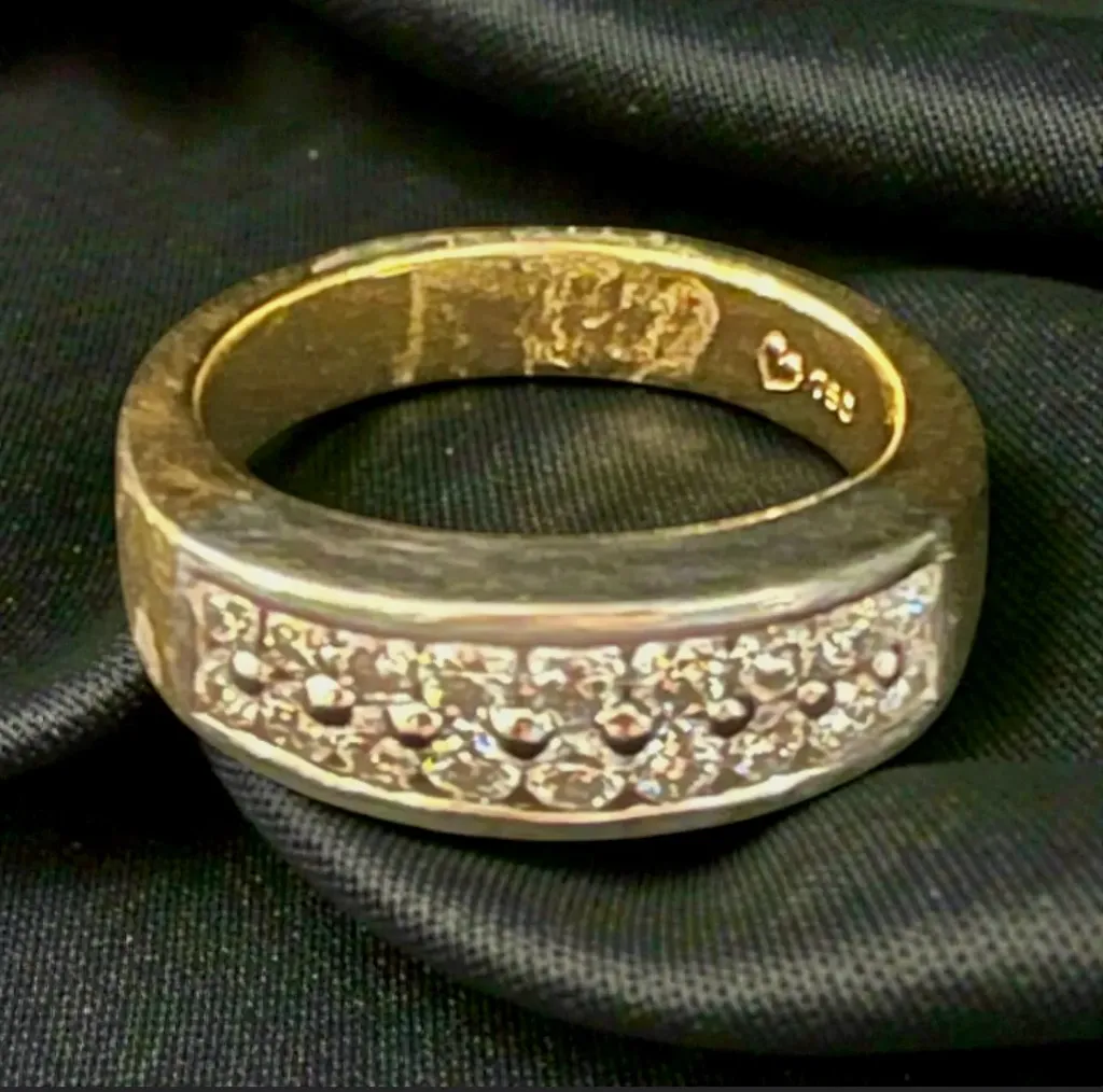 Elegant anniversary ring featuring 18-carat gold and diamonds
