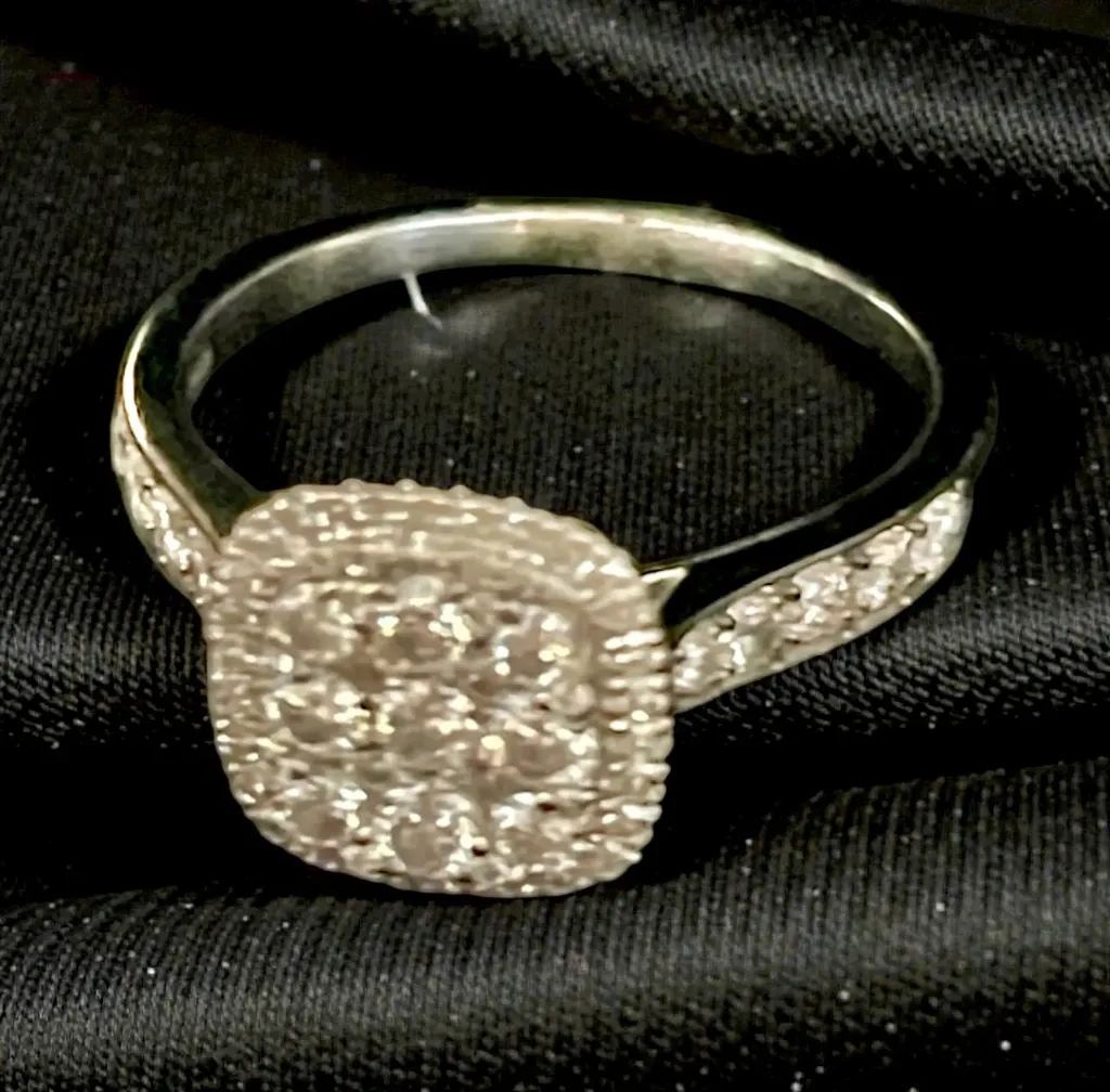 Exquisite 9-carat white Gold and Diamond ring