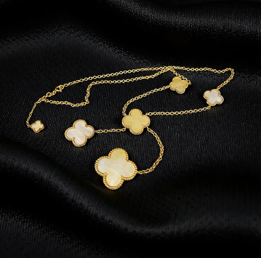 VCA style 5 flower Necklace in 18-carat