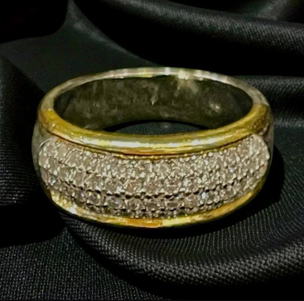 An 18-carat white and yellow Gold Diamond ring