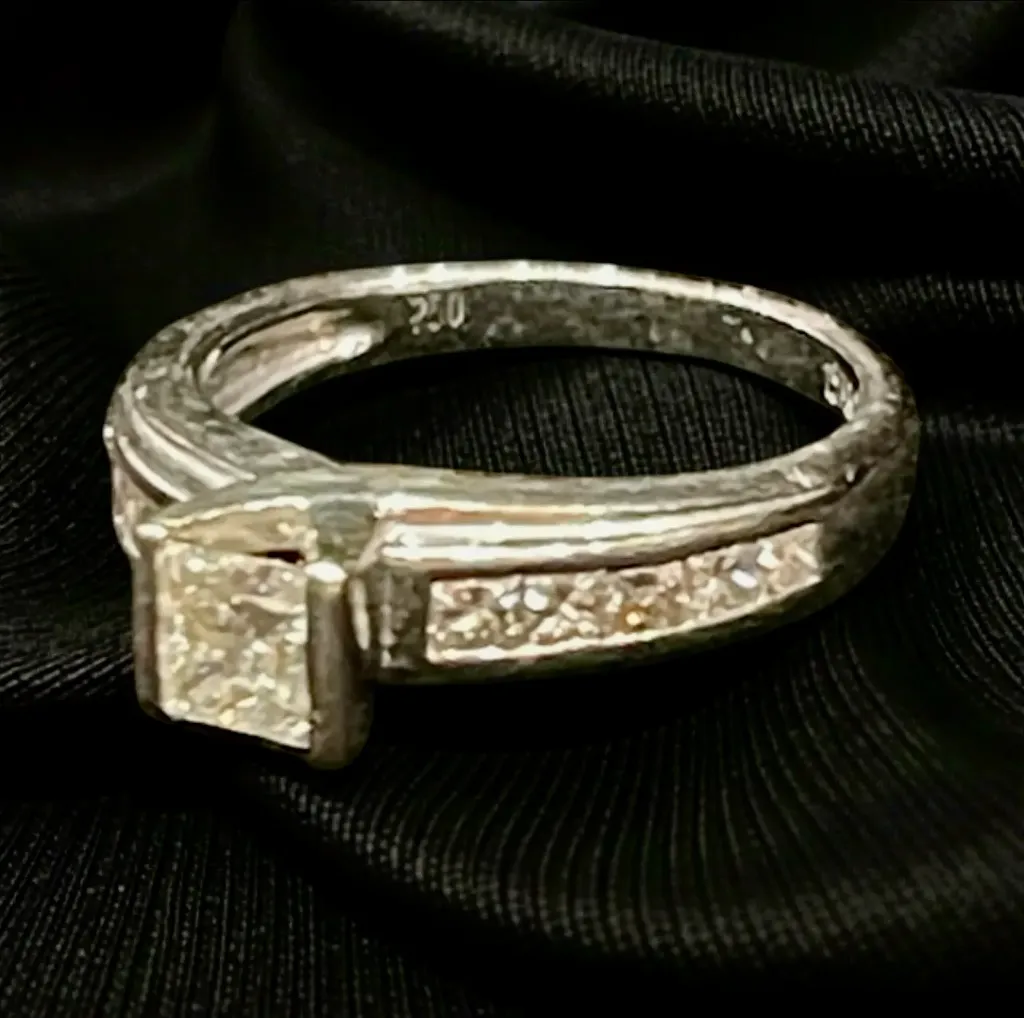 18-carat white Gold and Diamond ring