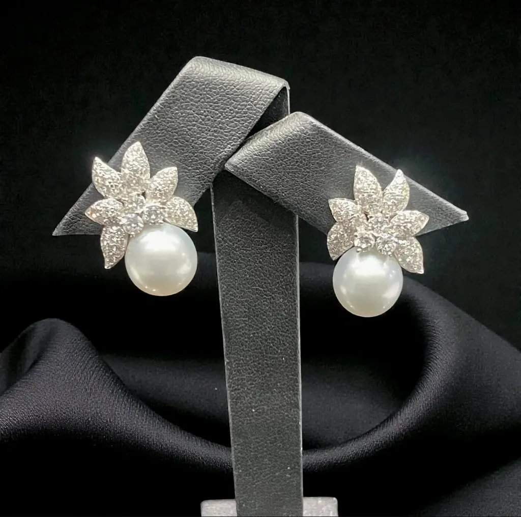 A pair of 18-carat white Gold Pearl and Diamond earrings