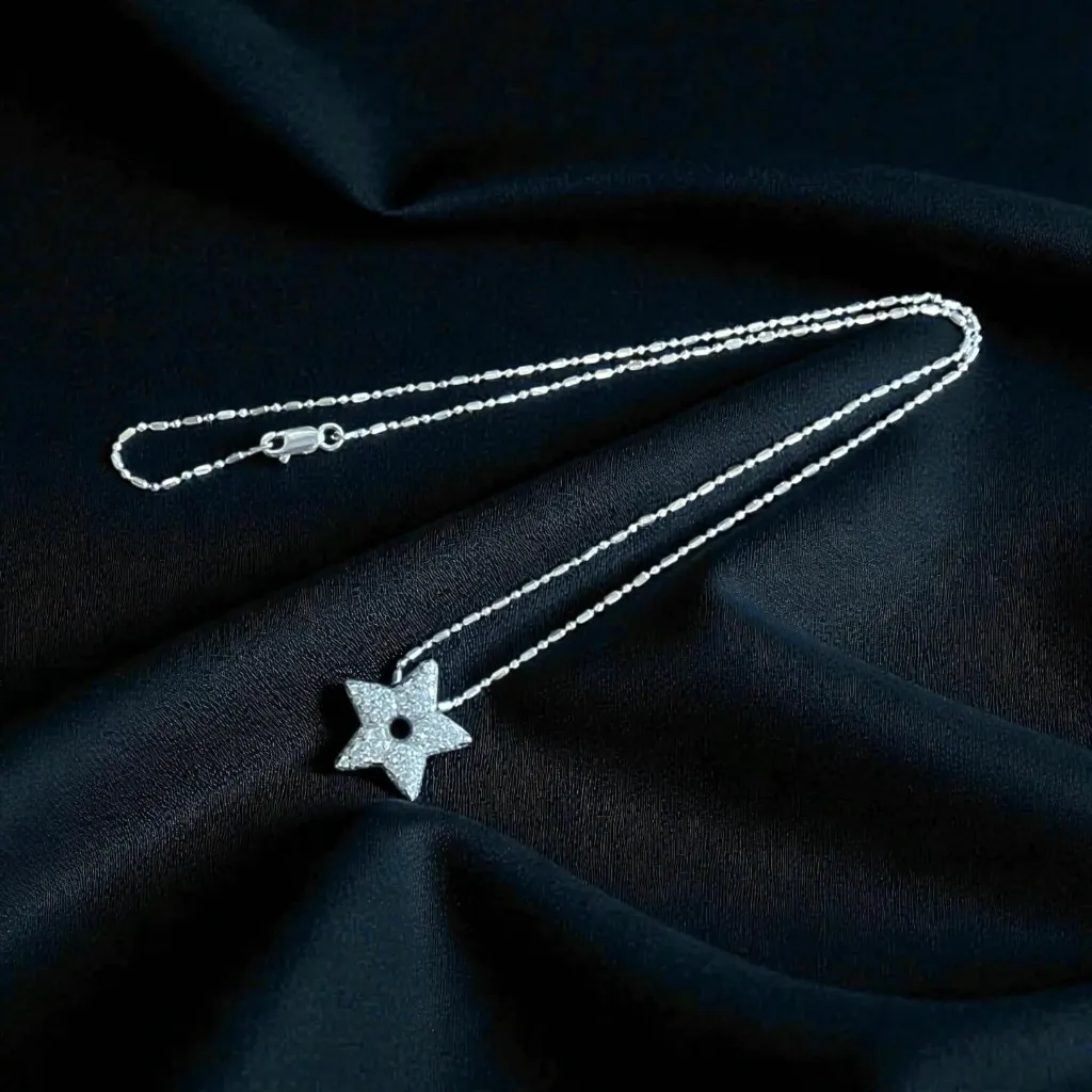 Stunning 18-carat White Gold Necklace with Diamonds and a Star shape pendant.
