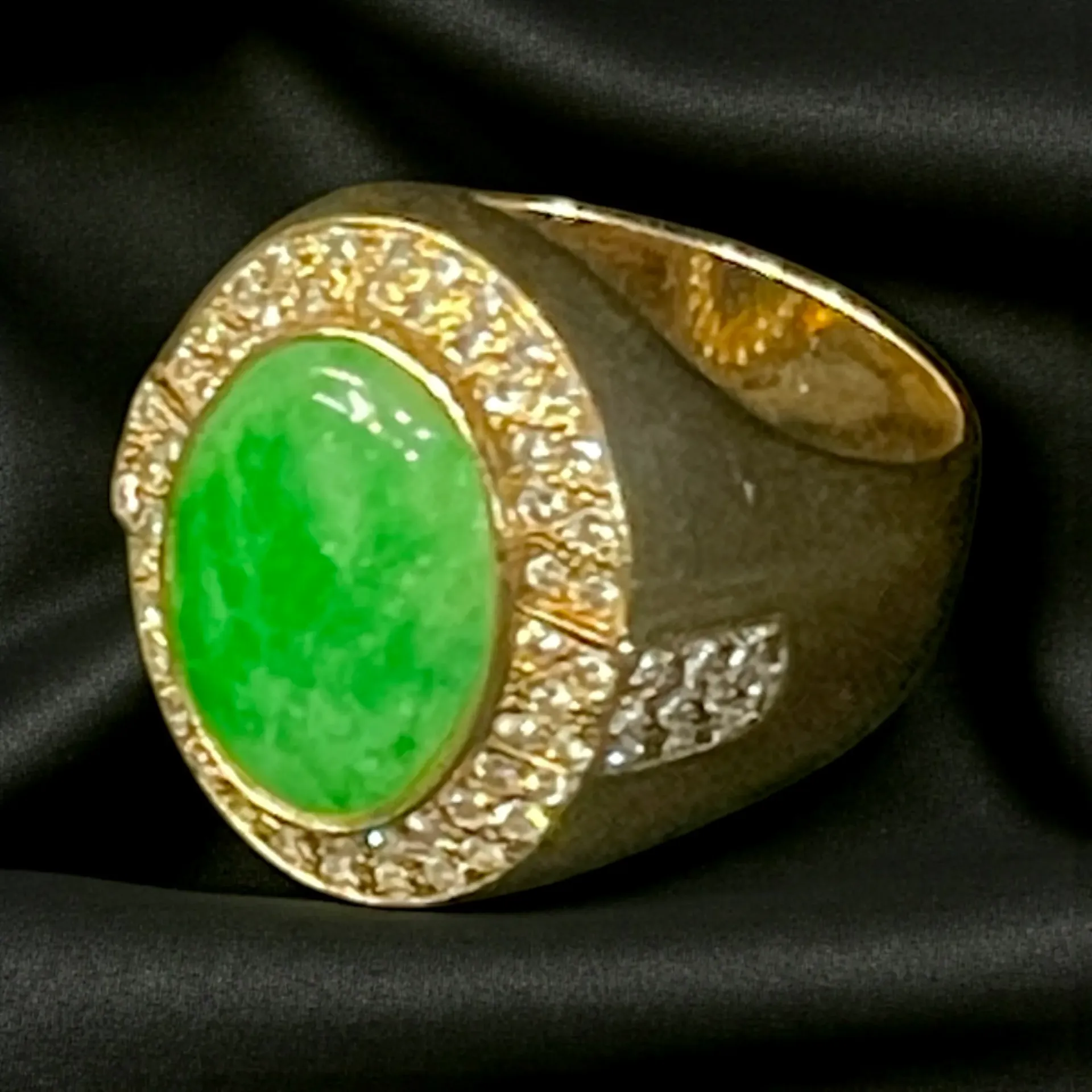 A 14-ct yellow Gold, Jade and Diamond ring