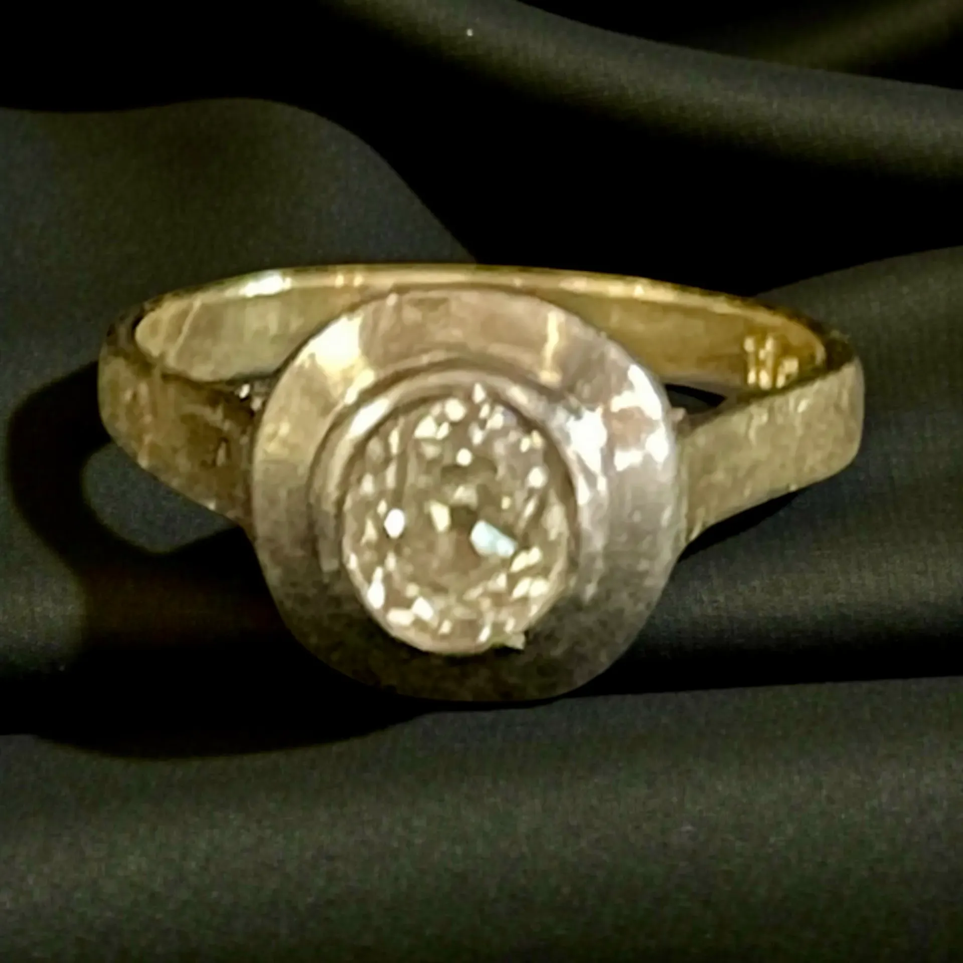 An 18-carat yellow and white Gold ring