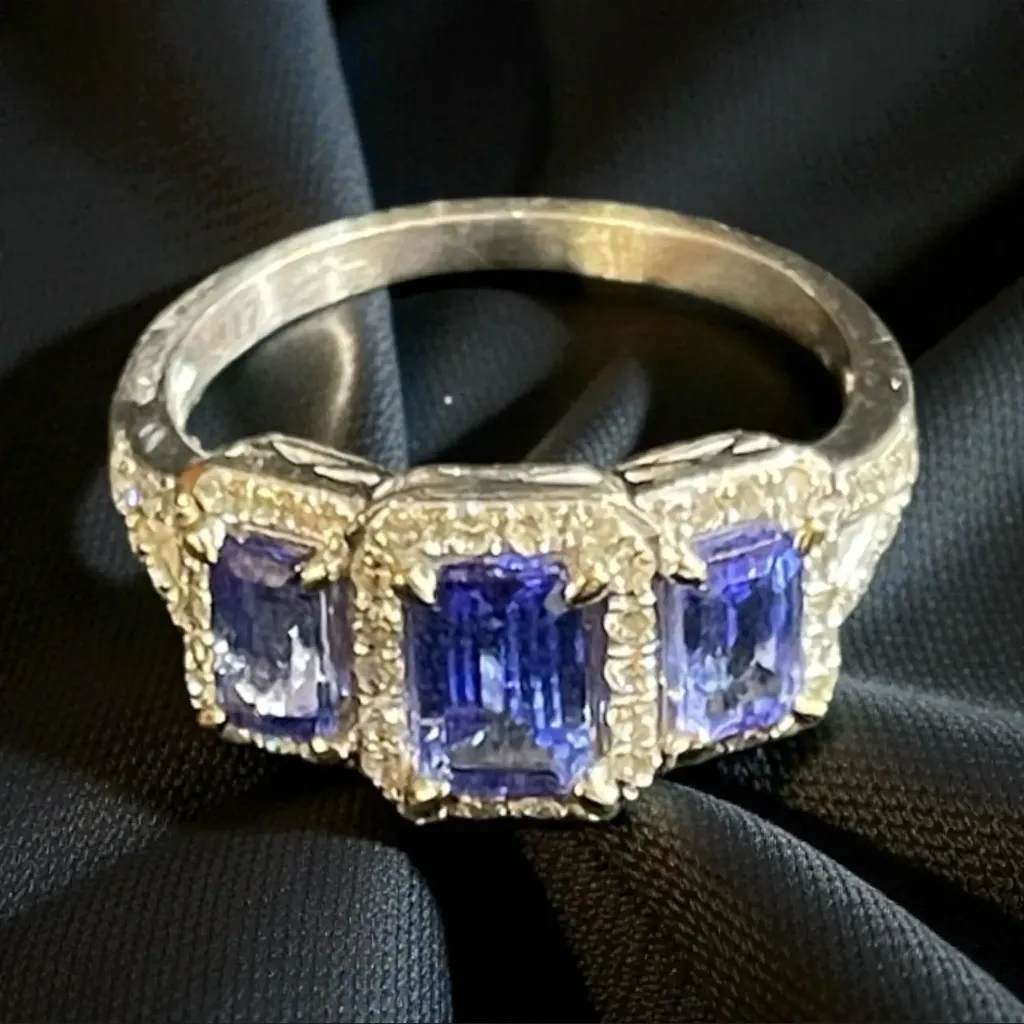 An 18-carat white Gold, Sapphire and Diamond dress ring