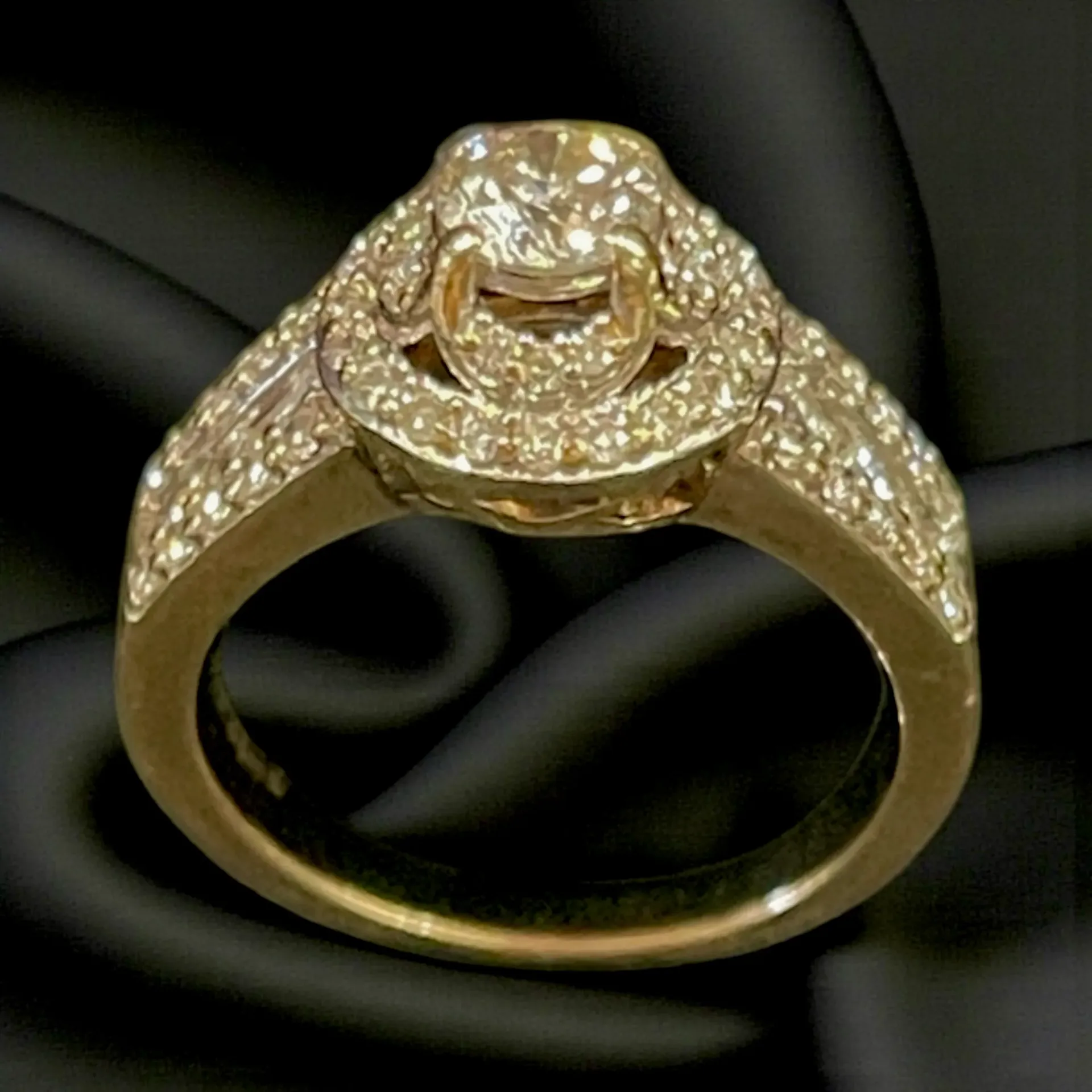 A 14-carat yellow Gold and Diamond ring
