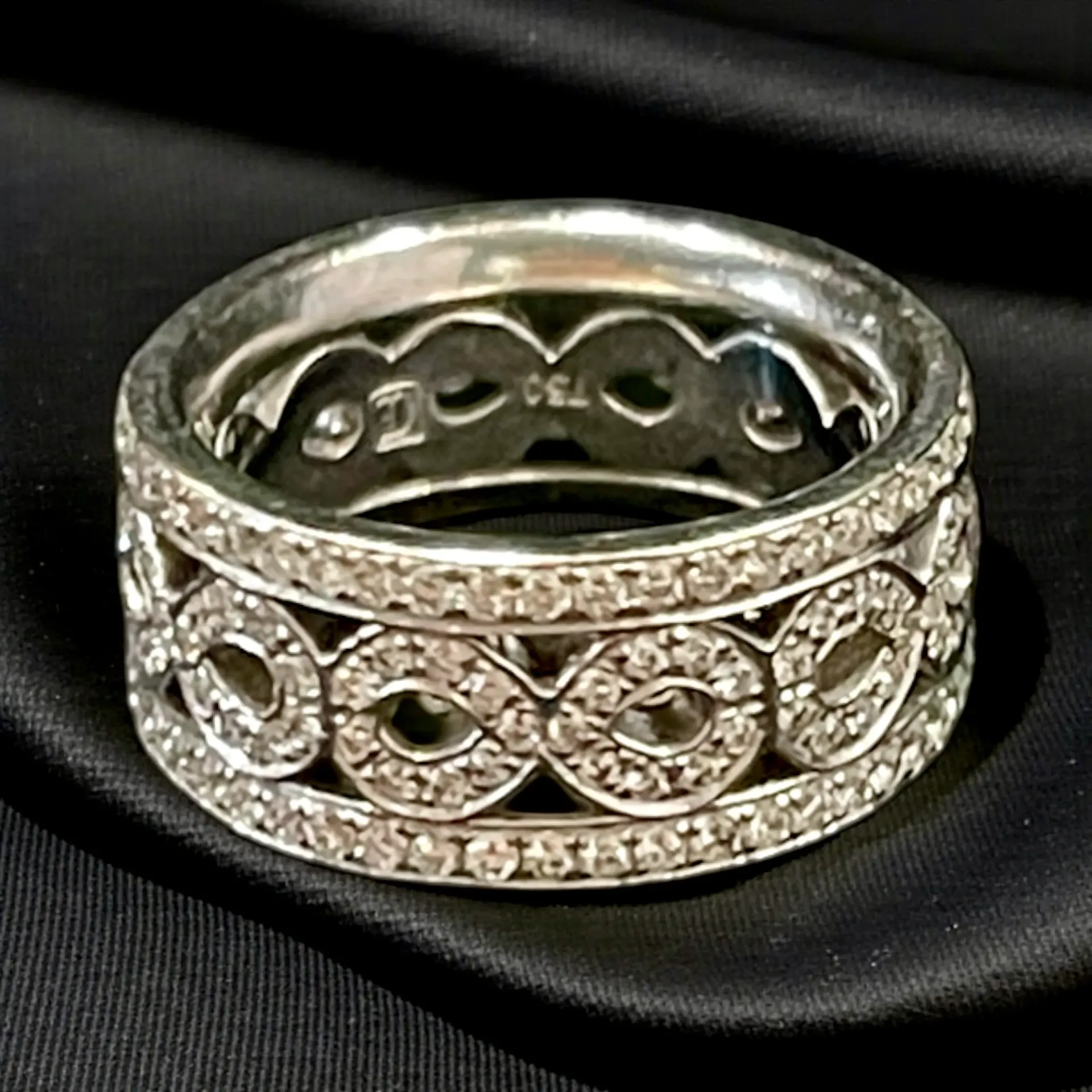 An 18-carat white and Diamond ring