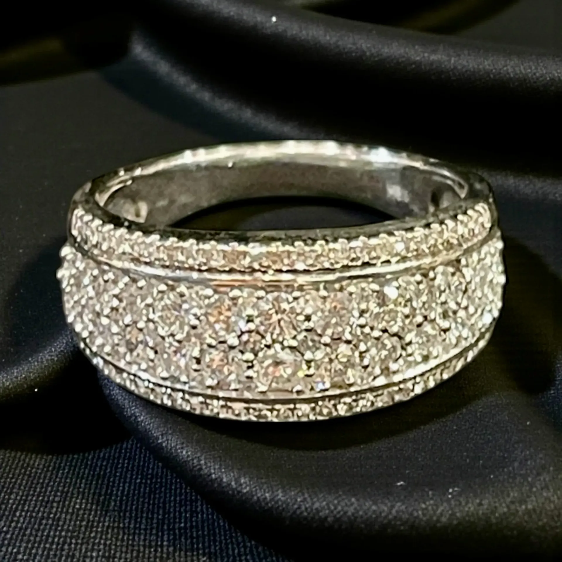 An 18-carat white Gold and Diamond ring