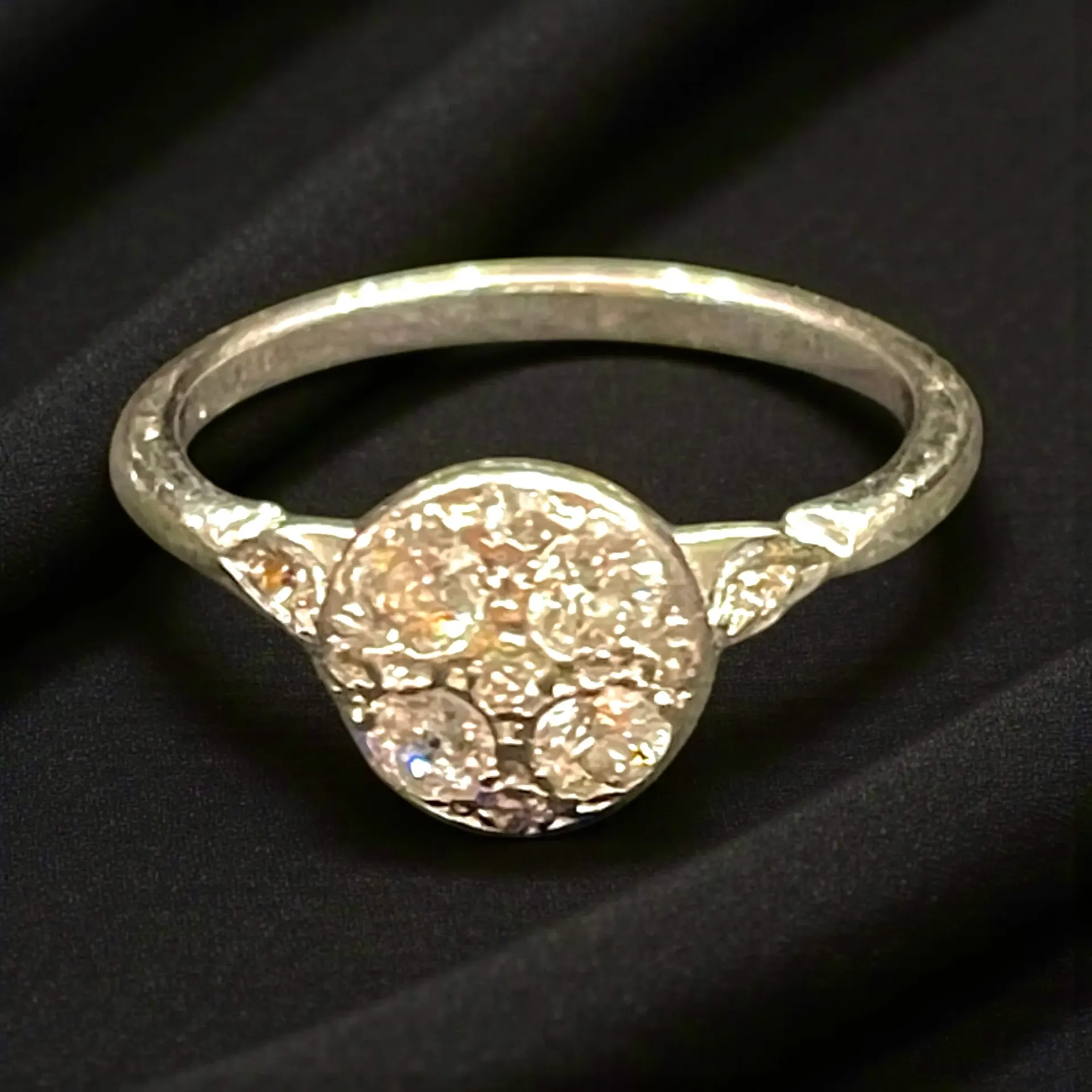 An 18-carat white Gold and Diamond ring