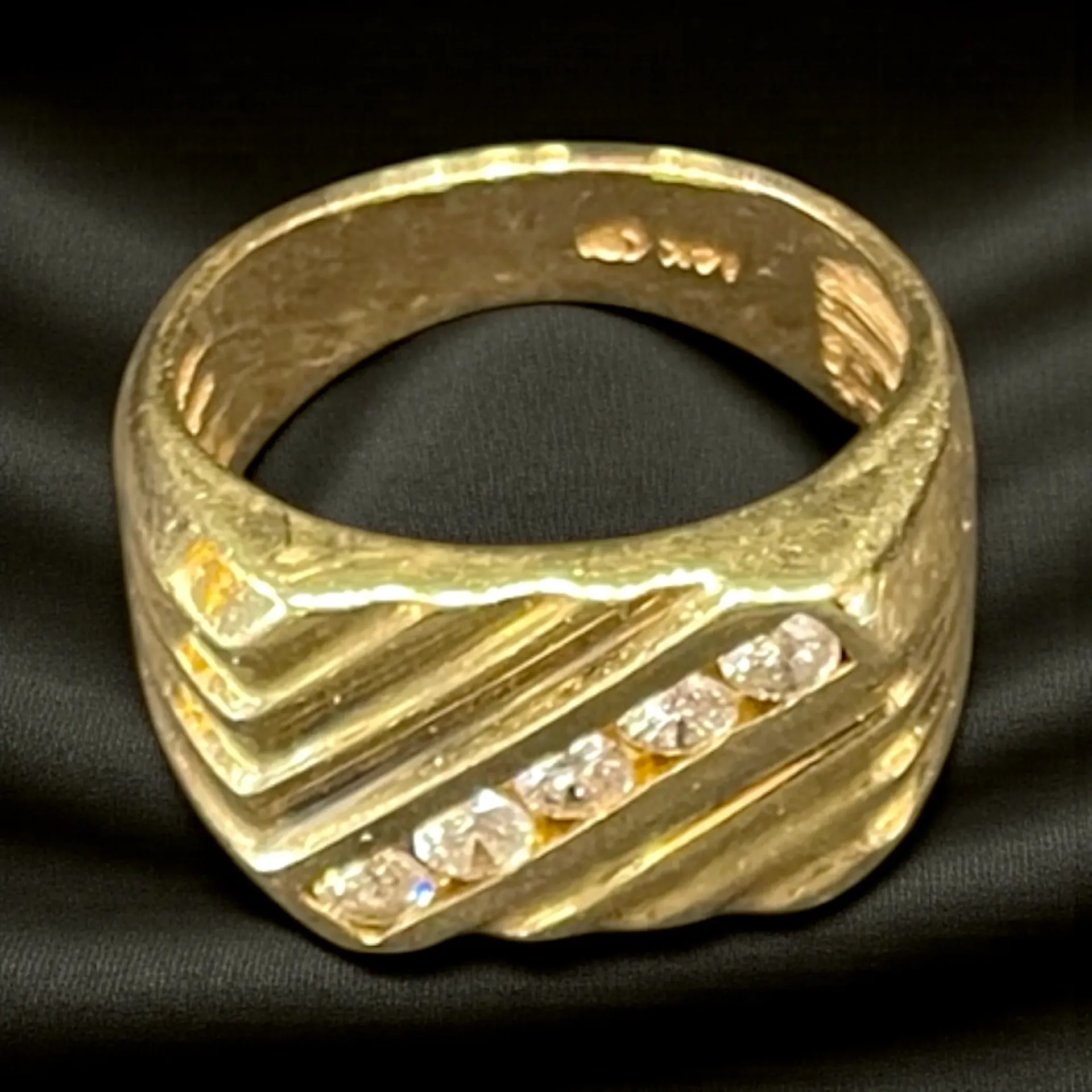 A 14-carat yellow Gold and Diamond ring