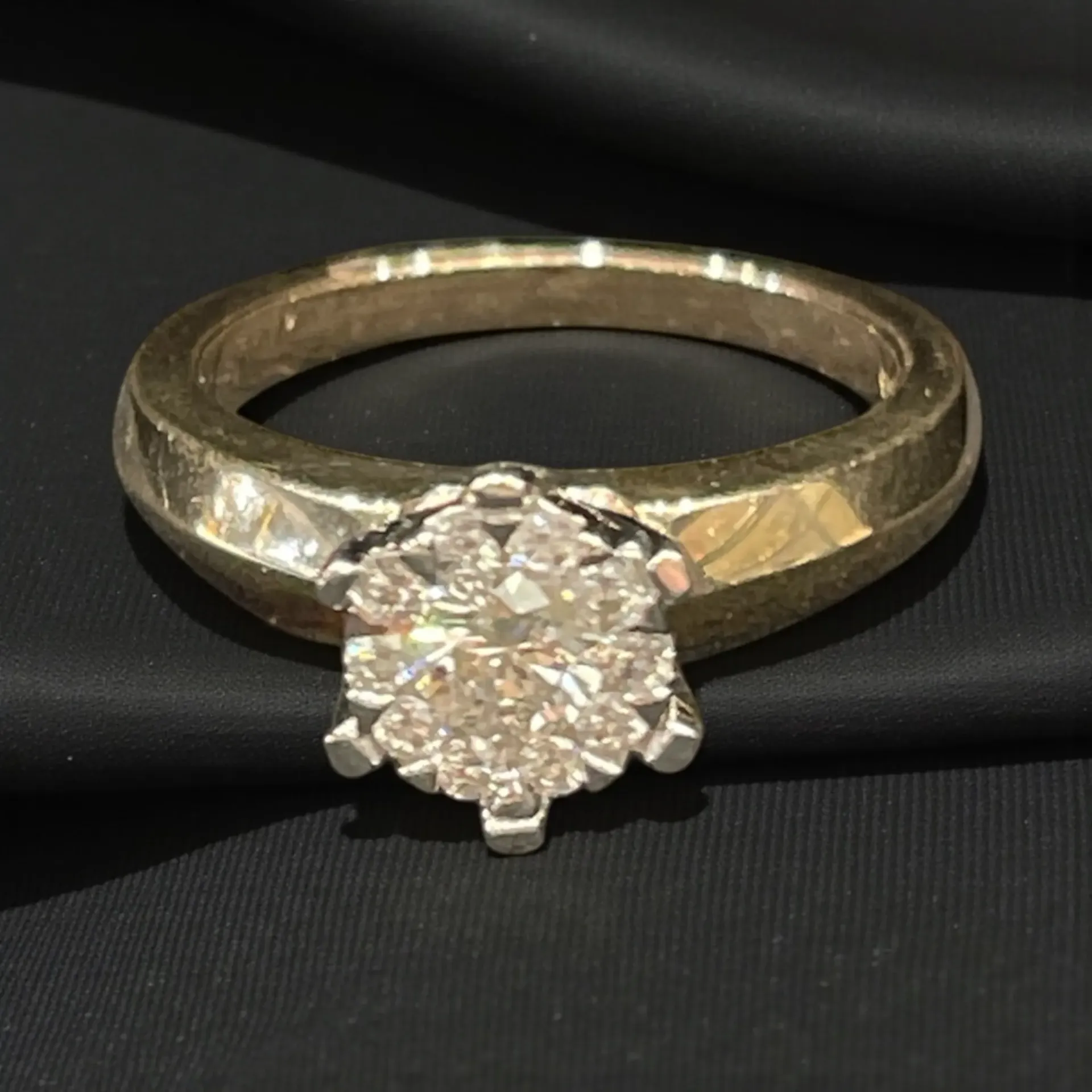 A 9-carat yellow and white Diamond ring