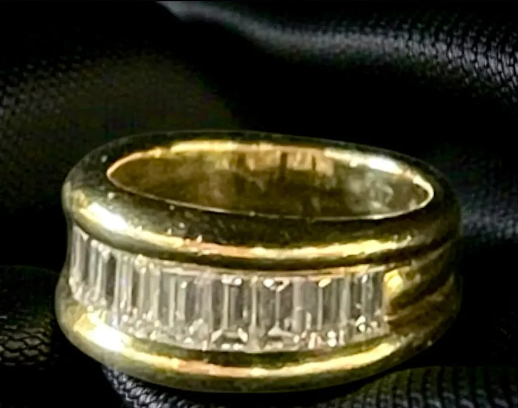 An 18-carat yellow Gold and Diamond ring