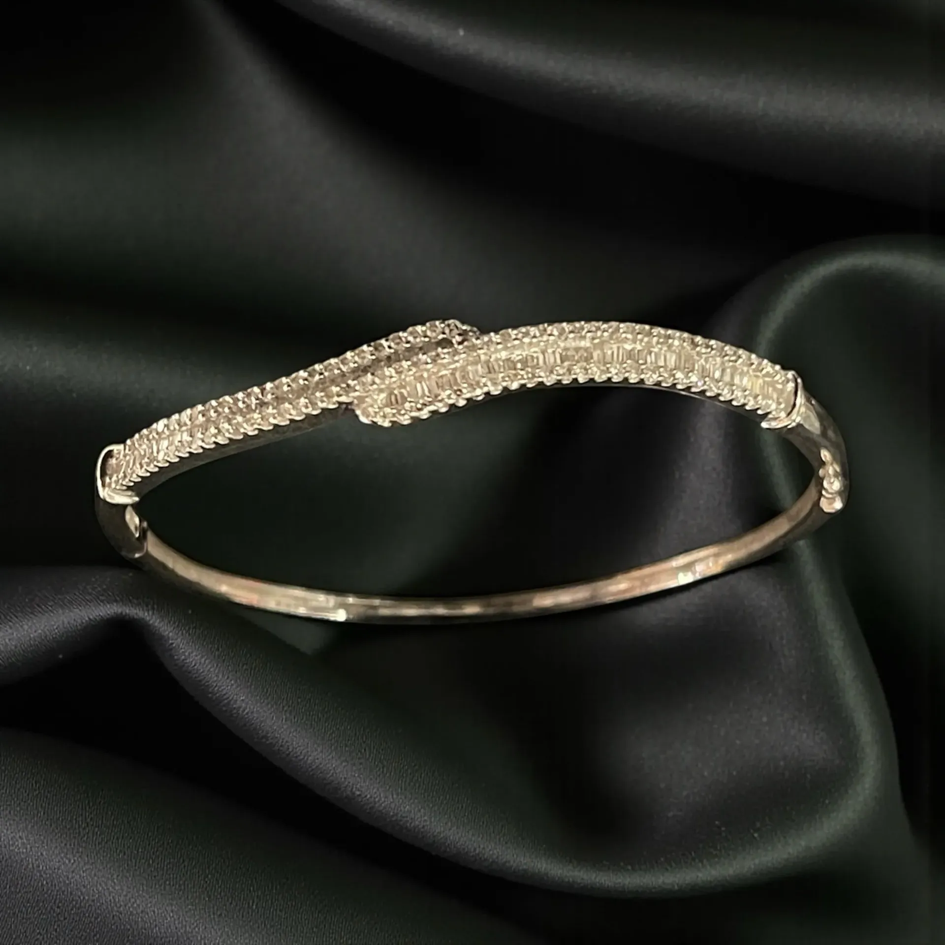 A hinged bangle