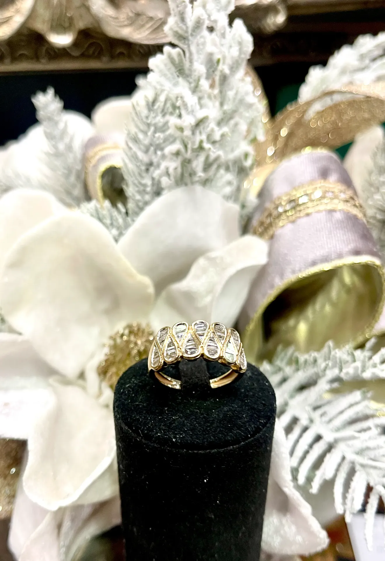 A 9-carat yellow Gold and Diamond ring