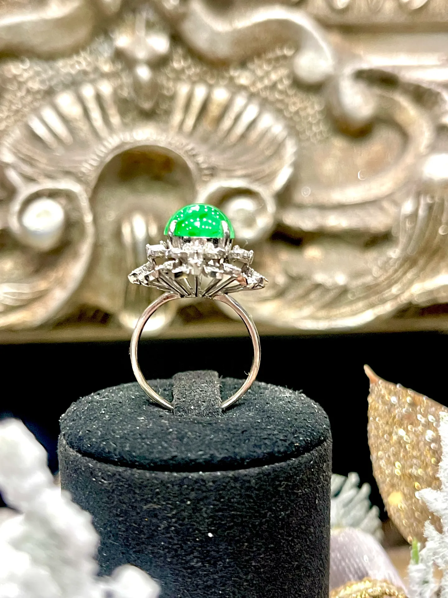 An 18-carat white Gold, Jade and Diamond ring