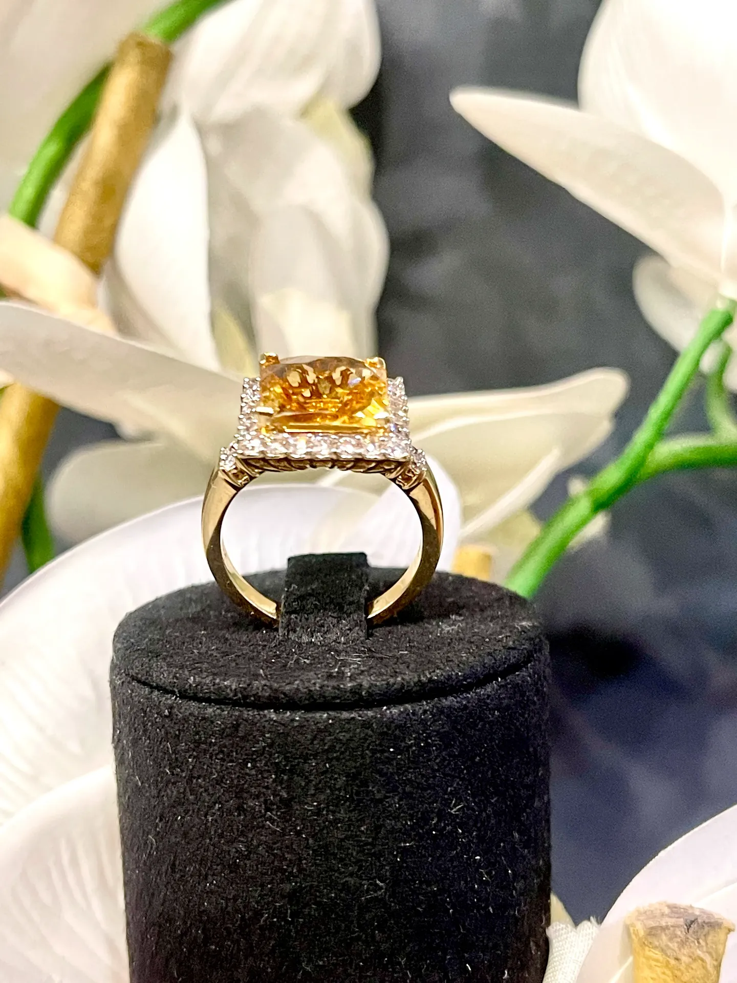18-carat Yellow Gold, Citrine, and Diamond ring