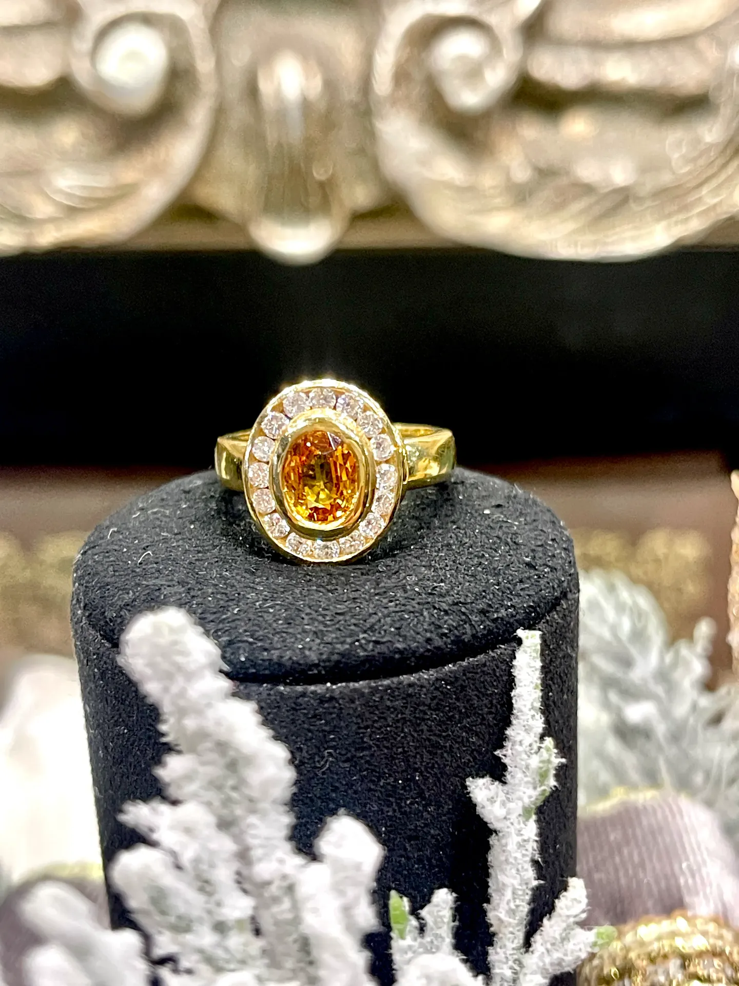 This stunning ring features an 18-carat yellow gold band