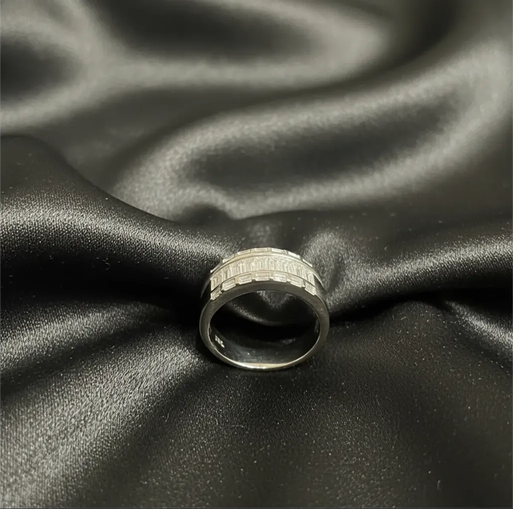 18-carat white Gold and Diamond ring